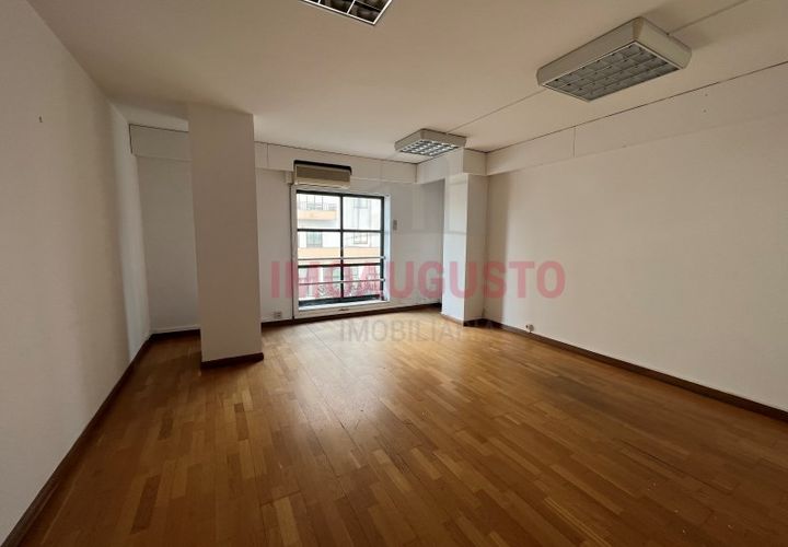 L'establiment comercial a Guarda, Guarda, Guarda - € 600/mes | Ref: OFI_1926 - foto 1