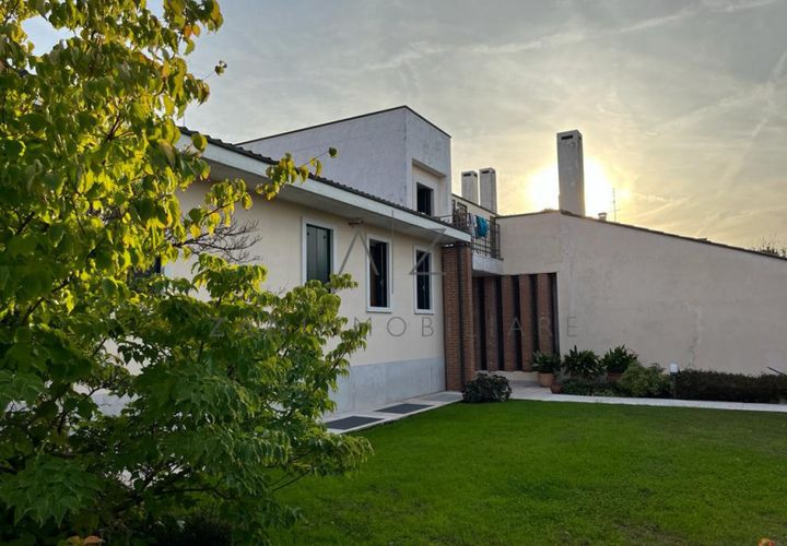Villa a Castelfranco Veneto, Treviso, Castelfranco Veneto - € 600.000 | Ref: AZ12-24 - foto 1