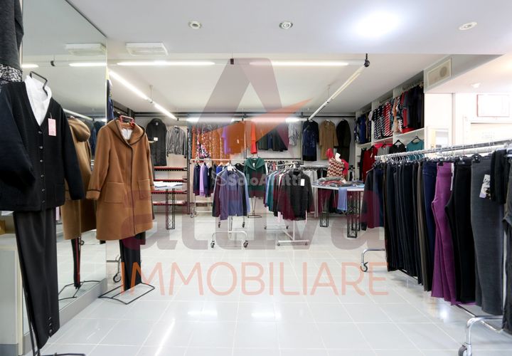 L'establiment comercial a Osimo, Ancona, Osimo - € 1.000/mes | Ref: AOS188 - foto 1
