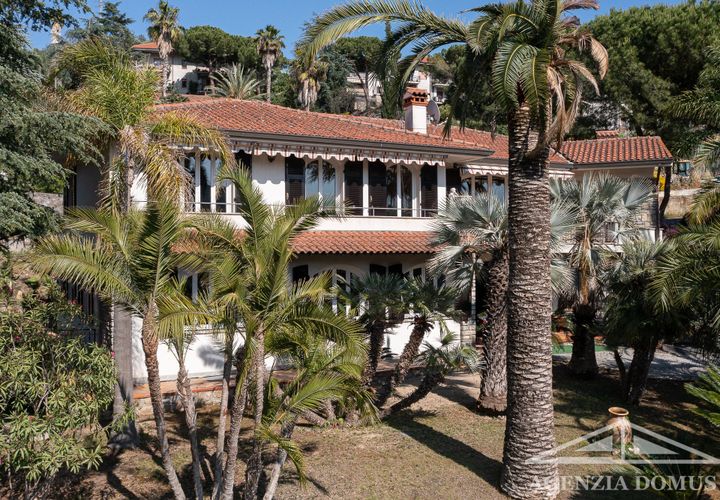 Villa a Bordighera, Imperia, Bordighera - € 1.150.000 | Ref: AG-DOM 5220 - foto 1