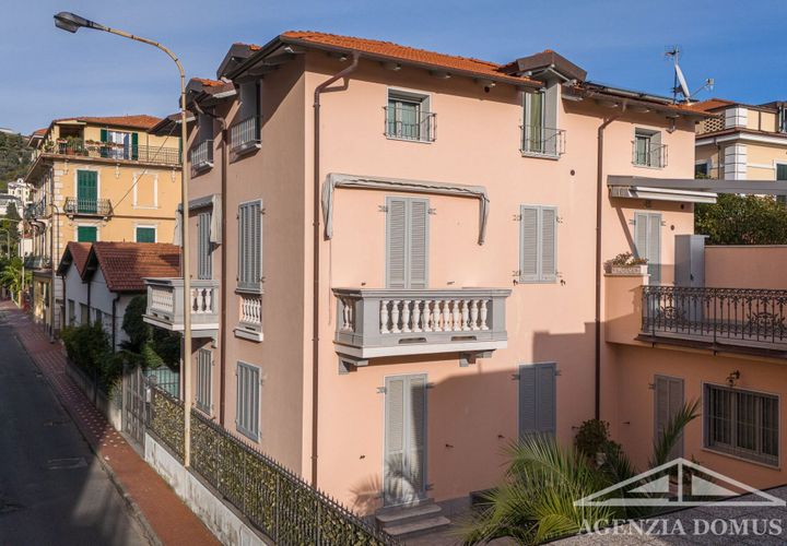 Villa i Bordighera, Imperia, Bordighera - € 1.550.000 | Ref: AG-DOM 5186 - foto 1