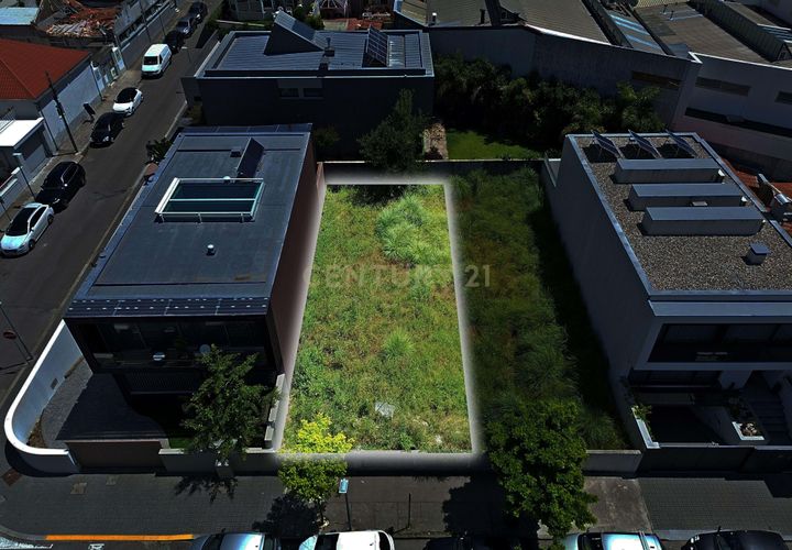 Helårsgrund i Espinho, Aveiro, Espinho - € 320.000 | Ref: C0393-00977 - foto 1