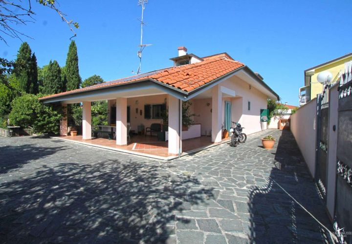 Villa i Carrara, Massa and Carrara, Carrara - € 740.000 | Ref: 010L-155806 - foto 1