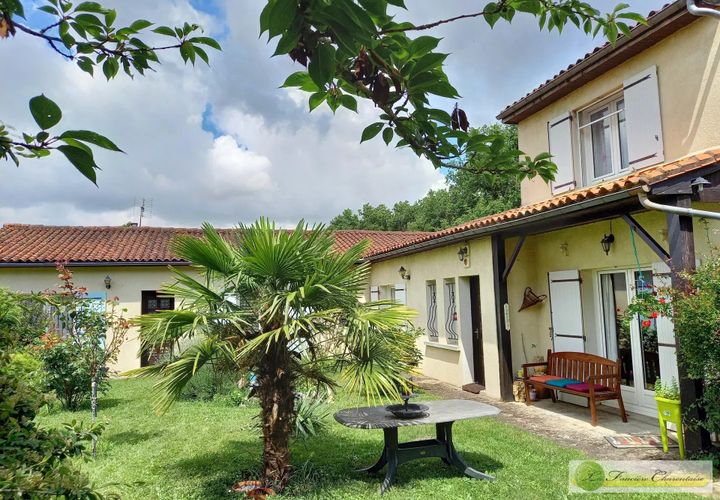 Villa a Aigre, Charente, Aigre - € 199.500 | Ref: 9784 - foto 1