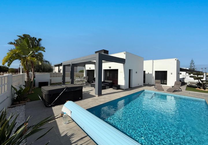 Villa a Denia, Alicante, Denia - € 645.000 | Ref: xbd018745 - foto 1