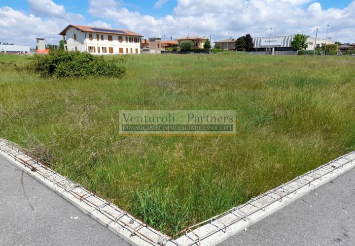 Helårsgrund i Bedizzole, Brescia, Bedizzole - € 700.000 | Ref: BT148 - foto 1