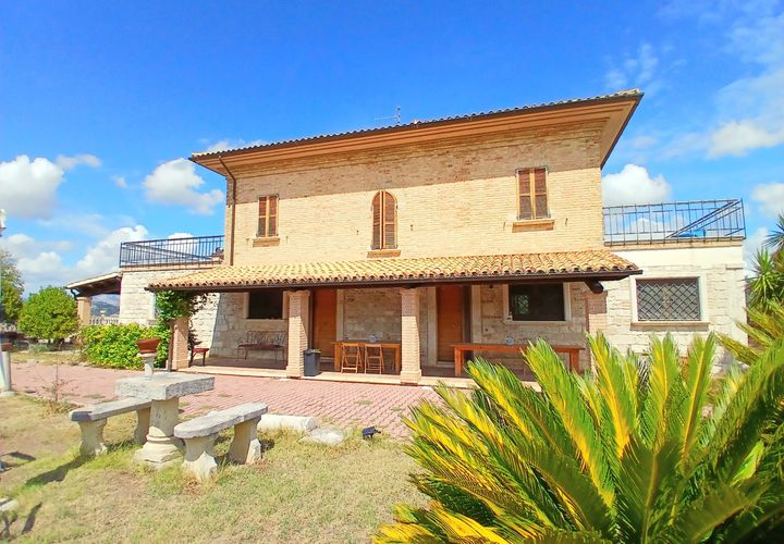 Villa a Ancarano, Teramo, Ancarano - € 460.000 | Ref: 6770 - foto 1
