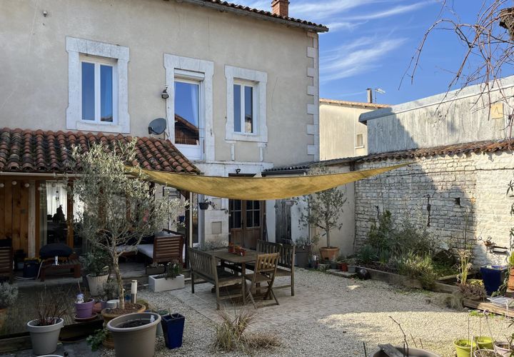 Landsbyhus i Aunac, Charente, Aunac - € 221.490 | Ref: BVI66856 - foto 1