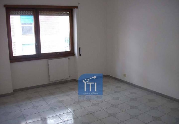 Villa a Rome, Rome, Rome - € 350/mes | Ref: ITI 048-SU38093 - foto 1