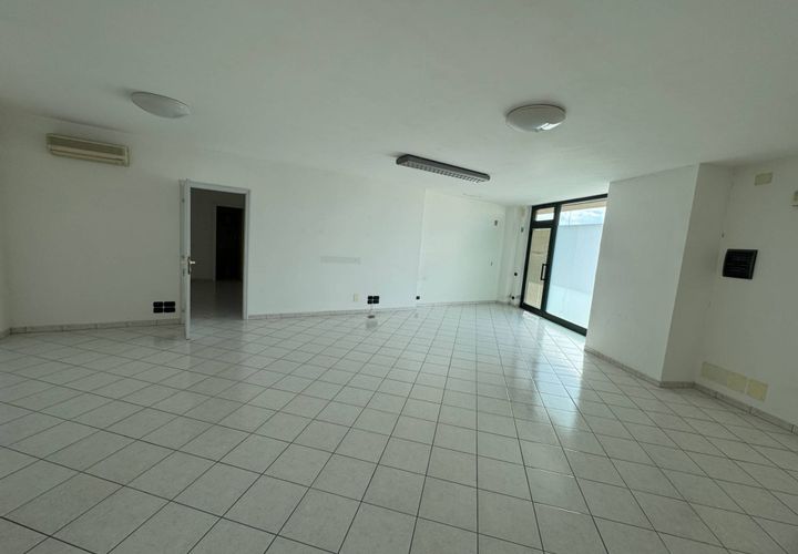 L'establiment comercial a Fermo, Fermo, Fermo - € 1.200/mes | Ref: AA57 - foto 1