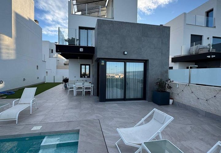Villa i Torrevieja, Alicante, Torrevieja - € 670.000 | Ref: AM-01890/8919 - foto 1