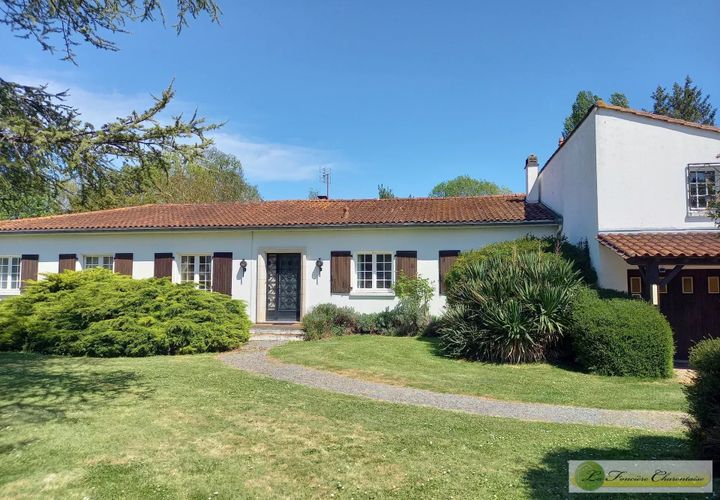 Villa i Aigre, Charente, Aigre - € 295.000 | Ref: 9821 - foto 1