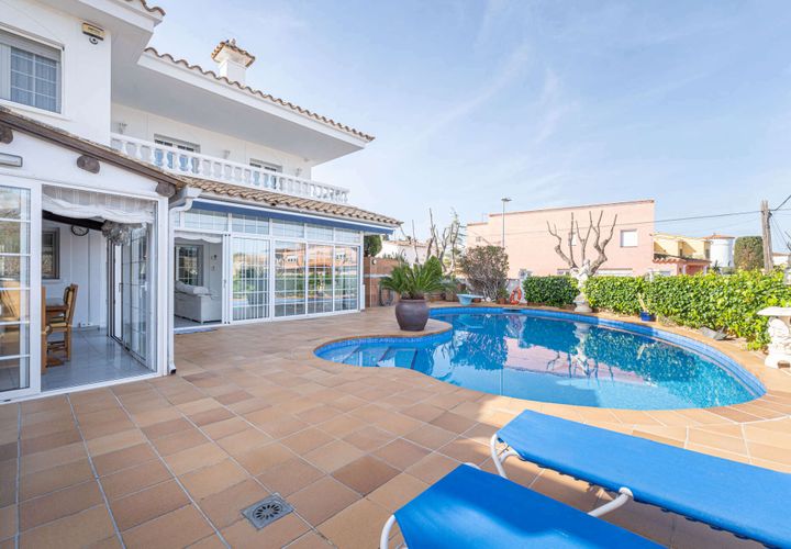 Villa i Empuriabrava, Gerona, Empuriabrava - € 780 000 | Ref: 111776 - foto 1