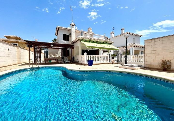 Villa a La Zenia, Alicante, La Zenia - € 585.000 | Ref: 17-258283176689/68675 - foto 1