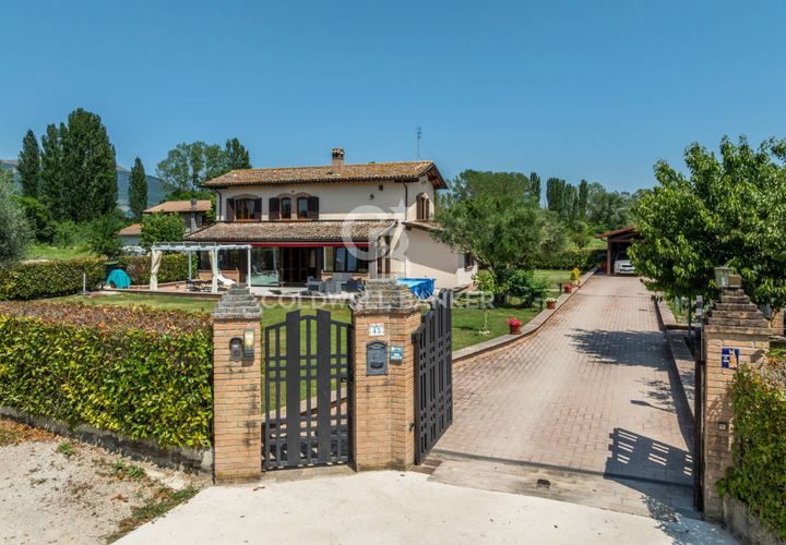 Villa a Gubbio, Perugia, Gubbio - € 345.000 | Ref: CBI160-2553-118 - foto 1