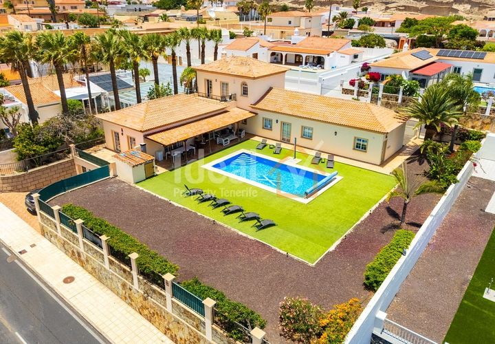 Villa a Golf Del Sur, Tenerife, Golf Del Sur - € 1.800.000 | Ref: 921-V8 - foto 1