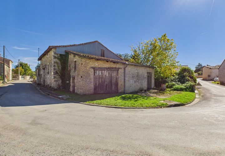 Landejendom i Besse, Charente, Besse - € 16.000 | Ref: BVI82864 - foto 1