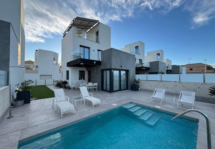 Villa i Torrevieja, Alicante, Torrevieja - € 690.000 | Ref: 741534 - foto 1