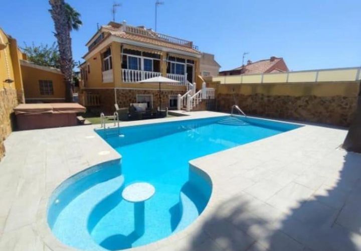 Villa i Torrevieja, Alicante, Torrevieja - € 549.900 | Ref: 741424 - foto 1