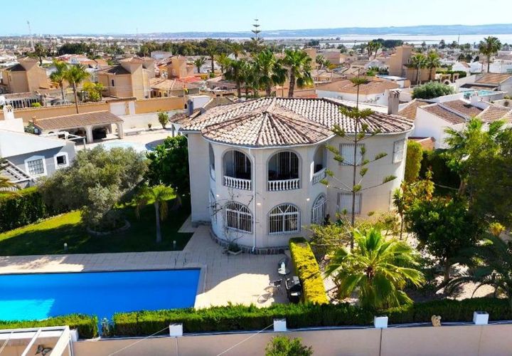 Villa i Torrevieja, Alicante, Torrevieja - € 630.000 | Ref: 741145 - foto 1
