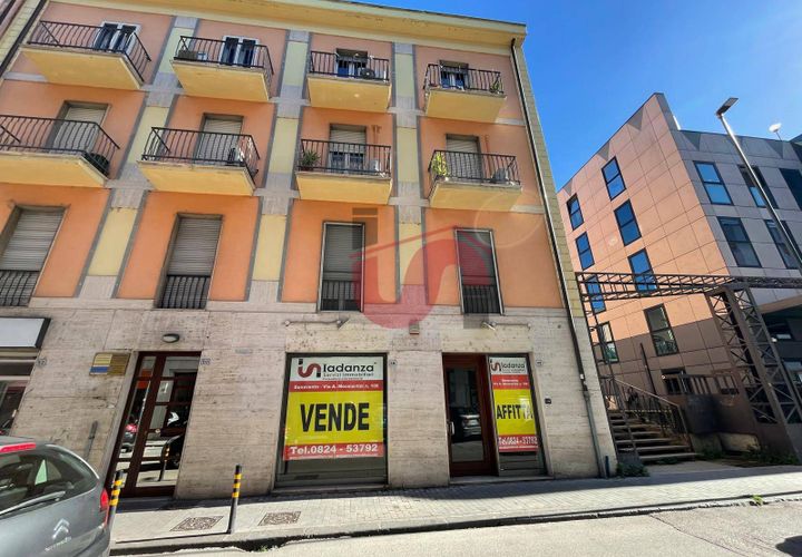 L'establiment comercial a Benevento, Benevento, Benevento - € 1.300/mes | Ref: AA39765 - foto 1