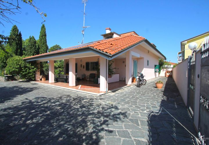 Villa a Carrara, Massa and Carrara, Carrara - € 740.000 | Ref: 010L - foto 1