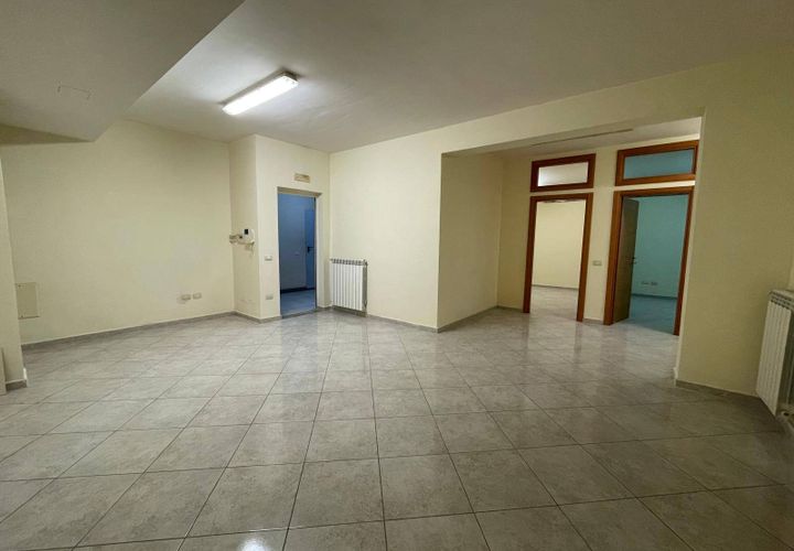 L'establiment comercial a Casapulla, Caserta, Casapulla - € 350/mes | Ref: DEP1 - foto 1