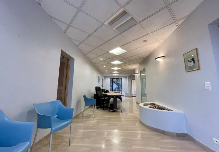 L'establiment comercial a Vence, Alpes-Maritimes, Vence - € 2.500/mes | Ref: 86437012 - foto 1