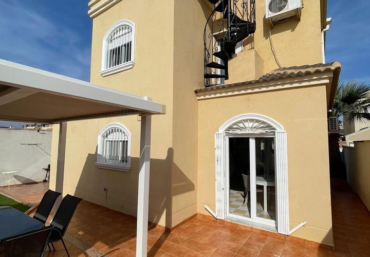 Villa i Torrevieja, Alicante, Torrevieja - € 399.000 | Ref: LG51/12918 - foto 1