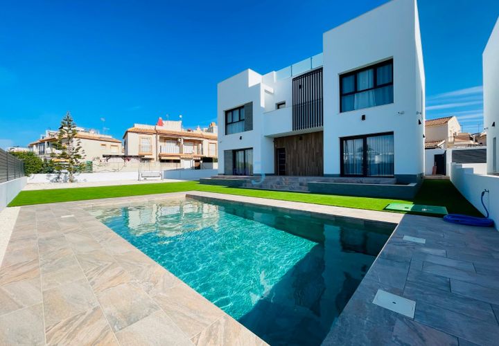Villa a Torrevieja, Alicante, Torrevieja - € 1.200.000 | Ref: 81318120-01 - foto 1