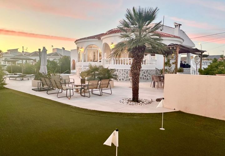 Villa a Torrevieja, Alicante, Torrevieja - € 645.000 | Ref: CBE02-316 - foto 1