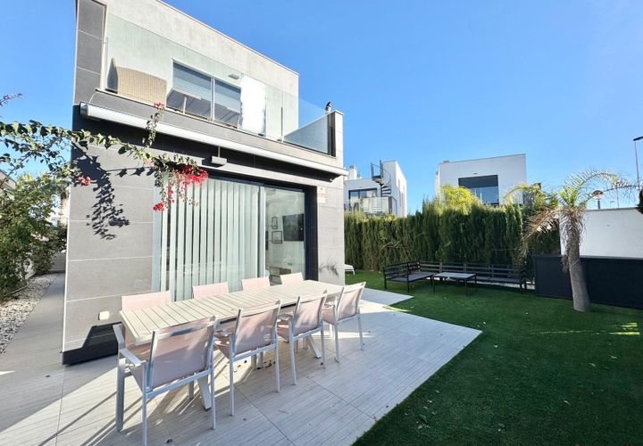 Villa a Torrevieja, Alicante, Torrevieja - € 2.700/mes | Ref: RENT-4173L - foto 1