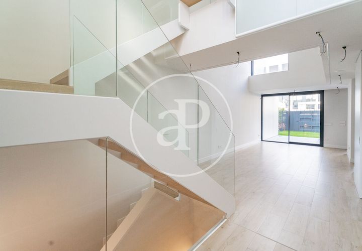 Villa a Madrid, Madrid, Madrid - € 4.990/mes | Ref: AM2601012 - foto 1