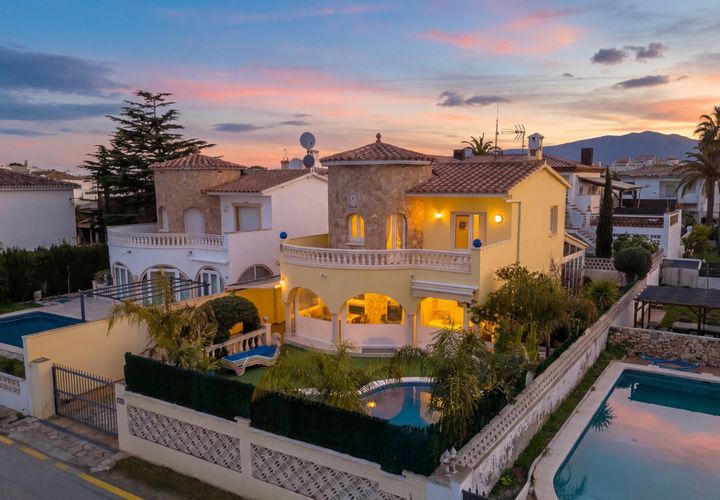 Villa i Empuriabrava, Gerona, Empuriabrava - € 525.000 | Ref: W-047YS6 - foto 1