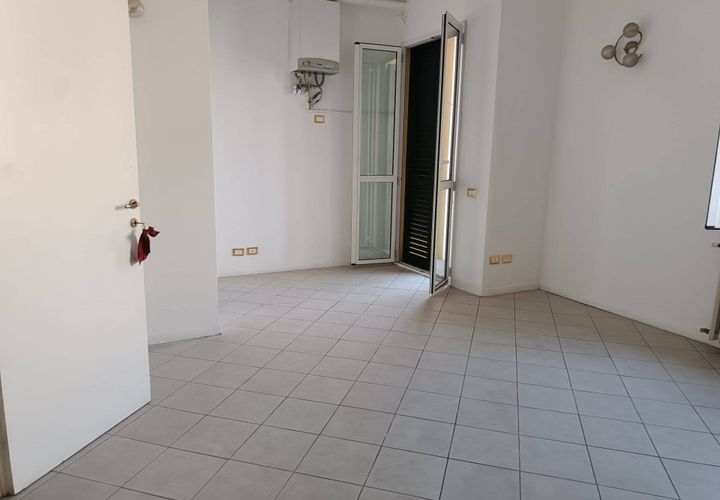 L'establiment comercial a Pontedera, Pisa, Pontedera - € 700/mes | Ref: DV2026002 - foto 1