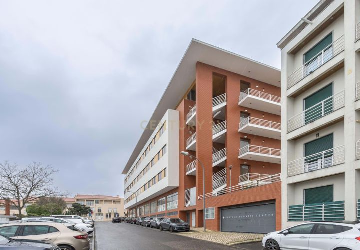 Erhvervsejendom i Carnaxide, Lisbon, Carnaxide - € 450.000 | Ref: C0379-00987 - foto 1