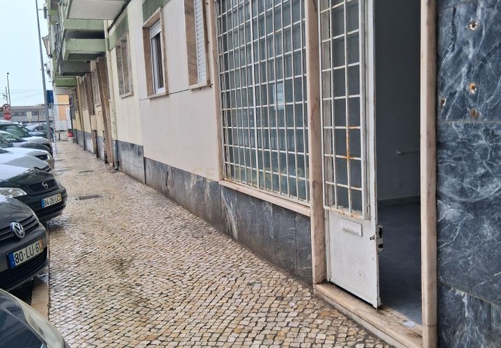 Erhvervsejendom i Alges, Lisbon, Alges - € 100.000 | Ref: C0212-04277 - foto 1