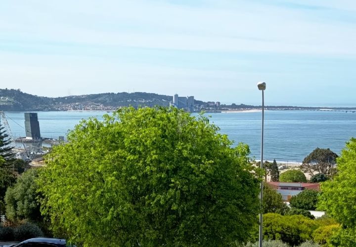 Dúplex a Alges, Lisbon, Alges - € 3.245/mes | Ref: Duplex T3 com amplo terraço e vista de rio - foto 1