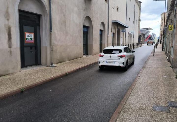 L'establiment comercial a Aubenas, Ardeche, Aubenas - € 7.932/mes | Ref: ST_REGIS_LES_ARCADES - foto 1