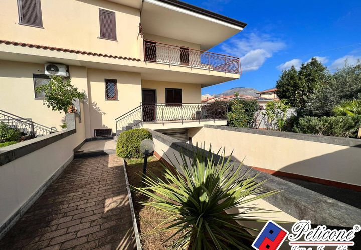 Villa a Fondi, Latina, Fondi - € 435.000 | Ref: V600RM - foto 1