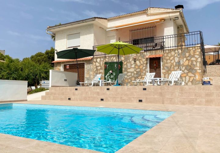 Villa a Torrevieja, Alicante, Torrevieja - € 2.100/mes | Ref: CHA0079 - foto 1