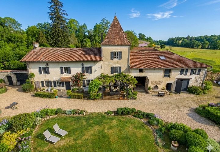Villa a Montbron, Charente, Montbron - € 685.000 | Ref: BVI84394 - foto 1