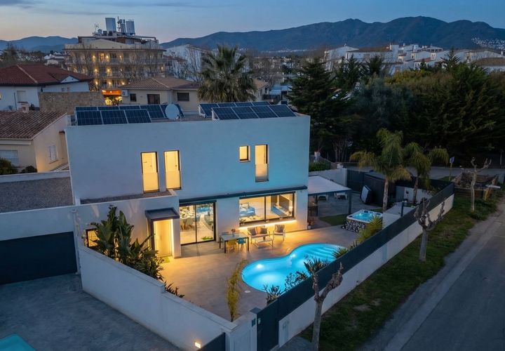 Villa i Empuriabrava, Gerona, Empuriabrava - € 698.000 | Ref: W-048UH1 - foto 1
