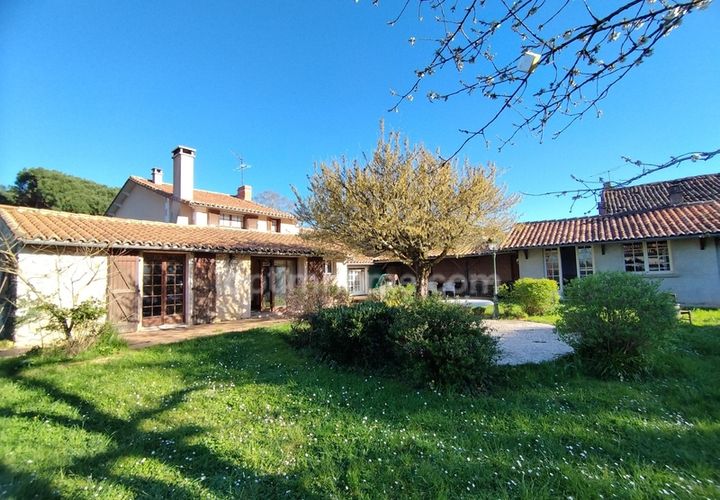 Villa a Rivieres, Charente, Rivieres - € 314.000 | Ref: 830030137237 - foto 1
