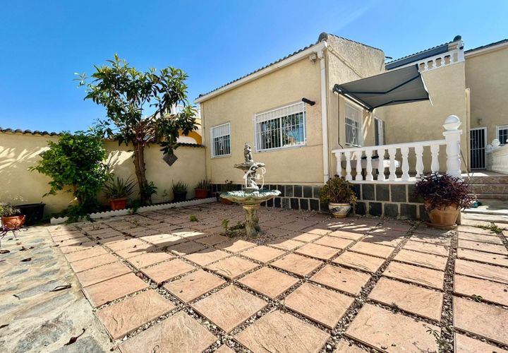 Villa a Torrevieja, Alicante, Torrevieja - € 1.750/mes | Ref: CHA0248 - foto 1