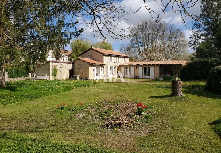 Landejendom i Ruffec, Charente, Ruffec - € 336.000 | Ref: 1318 - foto 1
