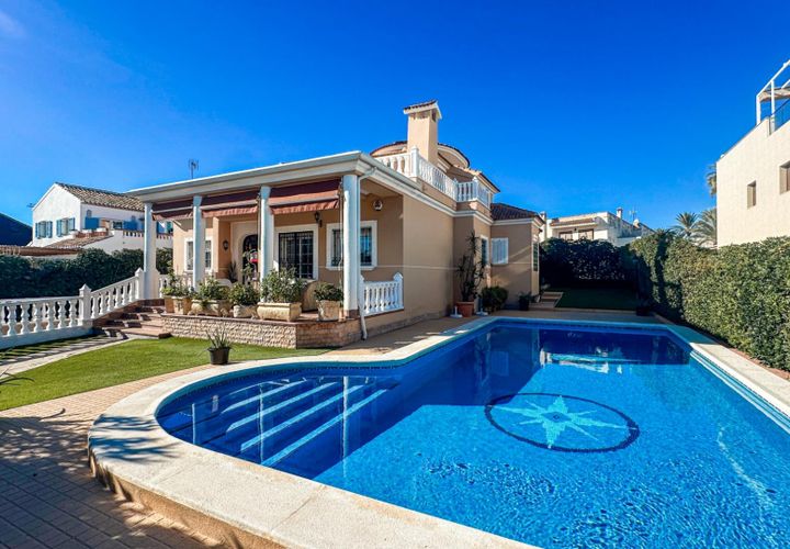 Villa i Torrevieja, Alicante, Torrevieja - € 950.000 | Ref: MLSC7452665/13477 - foto 1