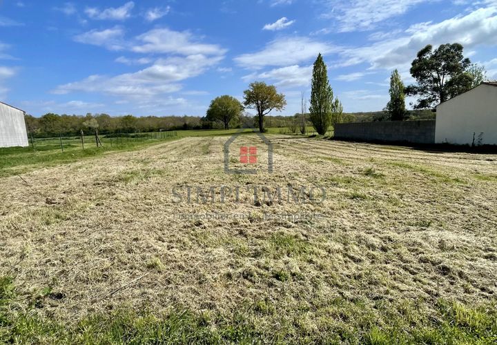 Helårsgrund i Saint-Jean-d'Angle, Charente-Maritime, Saint-Jean-d'Angle - € 60.000 | Ref: 707 - foto 1