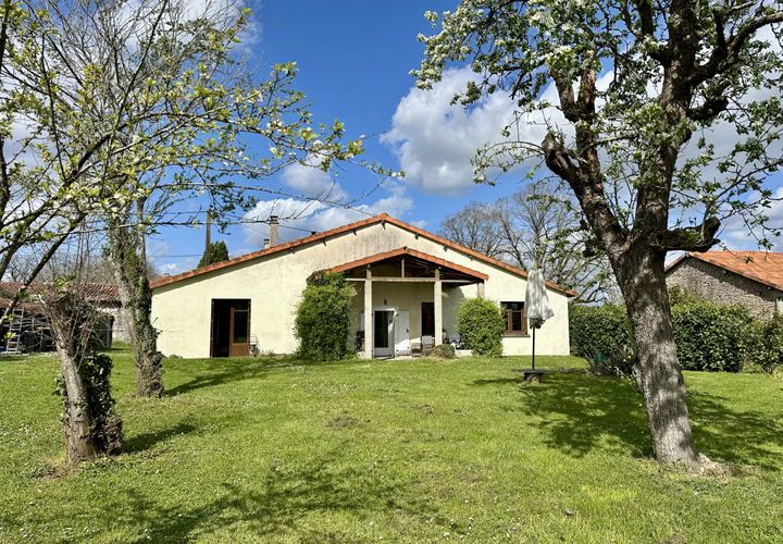 Villa i Saint-Claud, Charente, Saint-Claud - € 152.600 | Ref: BVI85022 - foto 1