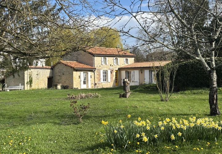 Villa a Ruffec, Charente, Ruffec - € 336.800 | Ref: E6E1EAC546F248ED - foto 1